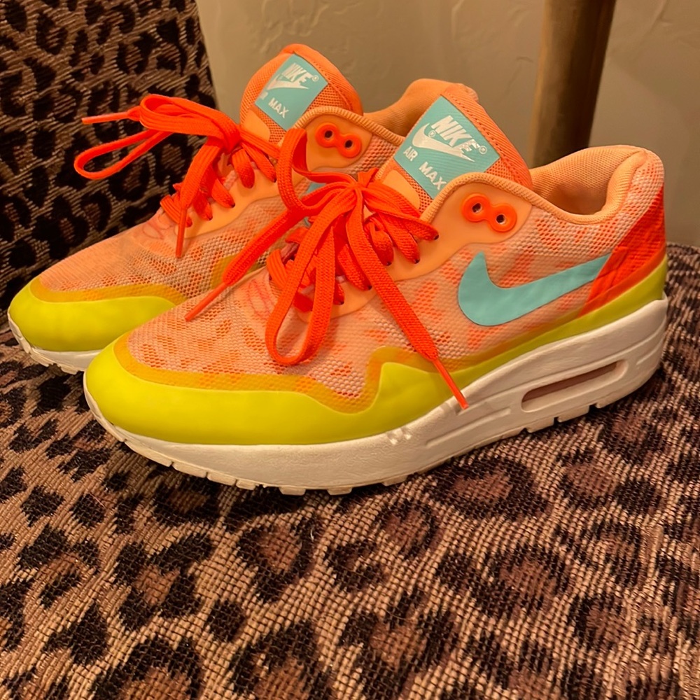 Nike Air Max tennis shoes